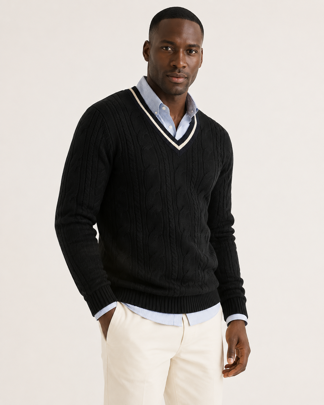 Pull homme col V en maille torsadée à liseré contrasté