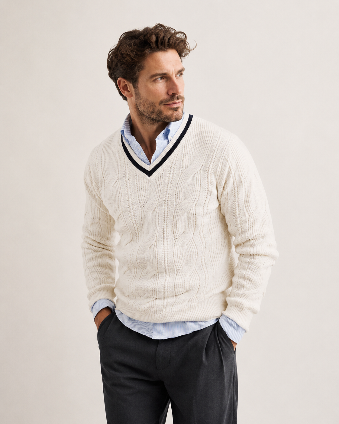 Pull homme col V en maille torsadée à liseré contrasté