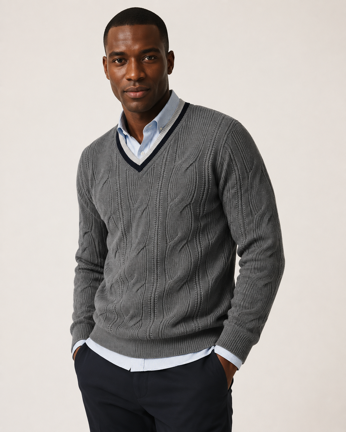 Pull homme col V en maille torsadée à liseré contrasté