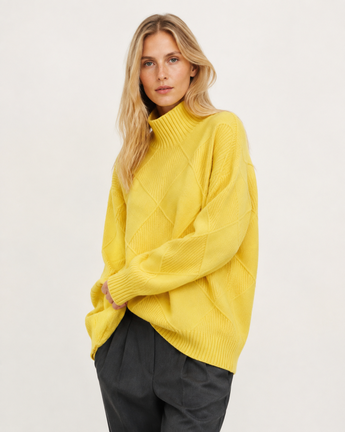 Pull femme col roulé oversize à motif losange
