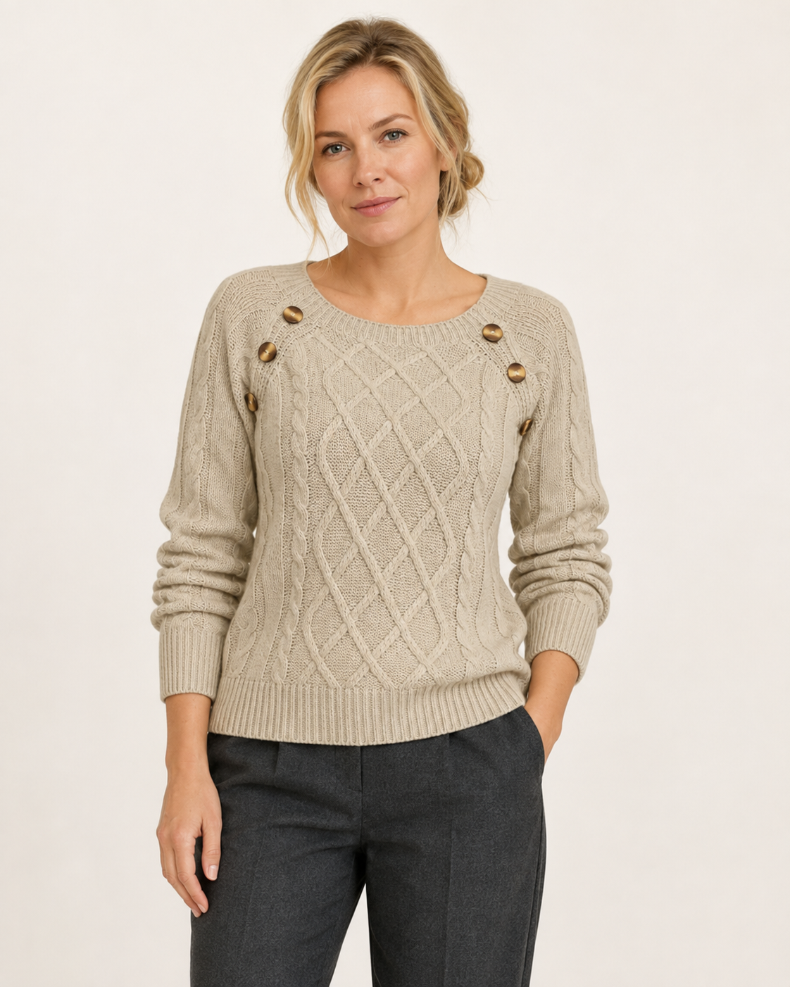 Pull femme en maille torsadée à boutons décoratifs