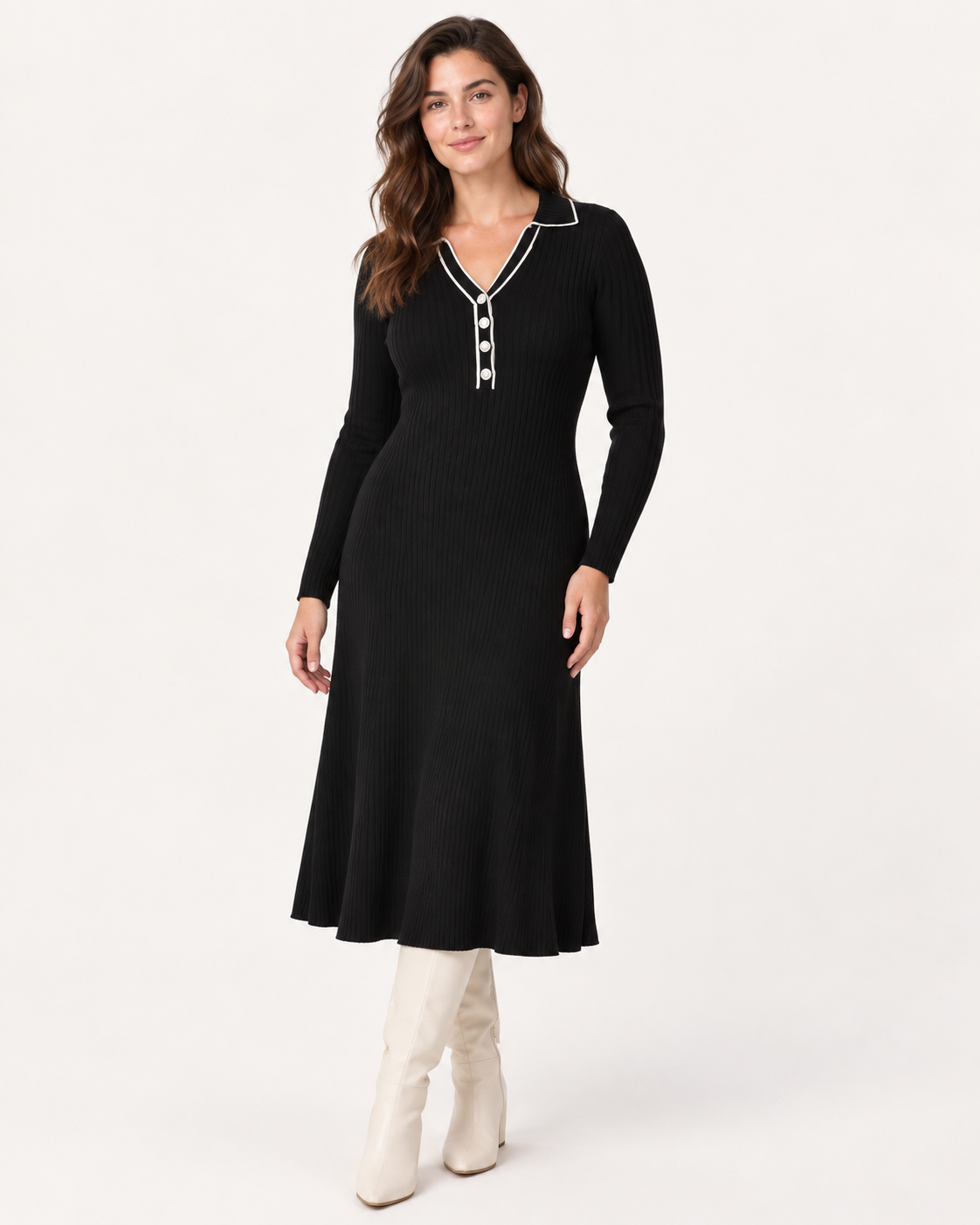 Robe noire mi-longue en maille côtelée, col en V boutonné